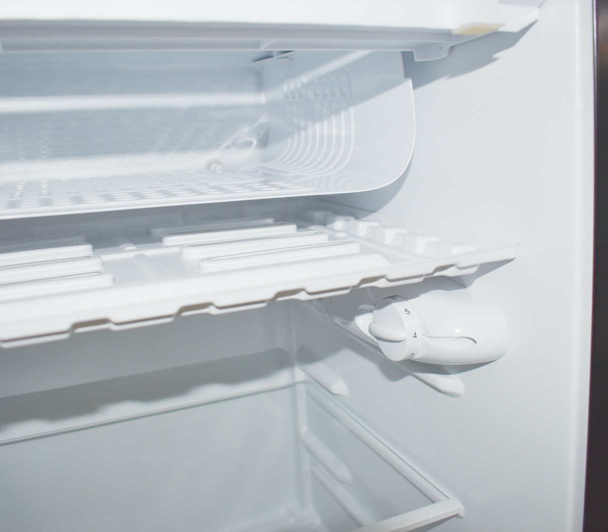 Nevera ejecutiva 93 litros con escarcha 110V Negra GPlus