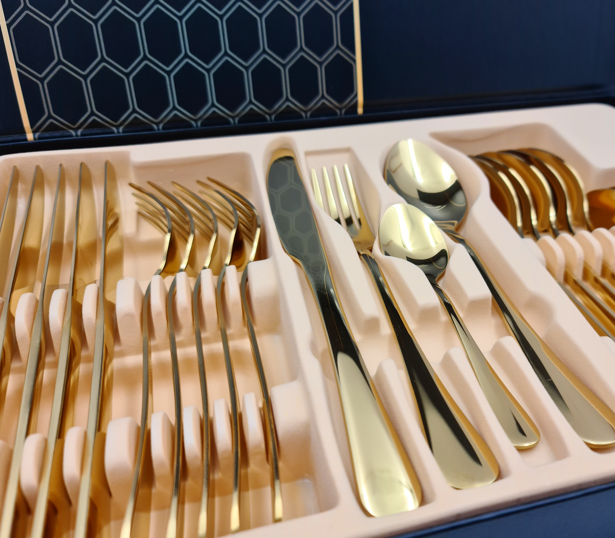 Estuche de 24 piezas de cubiertos dorados Sujoya